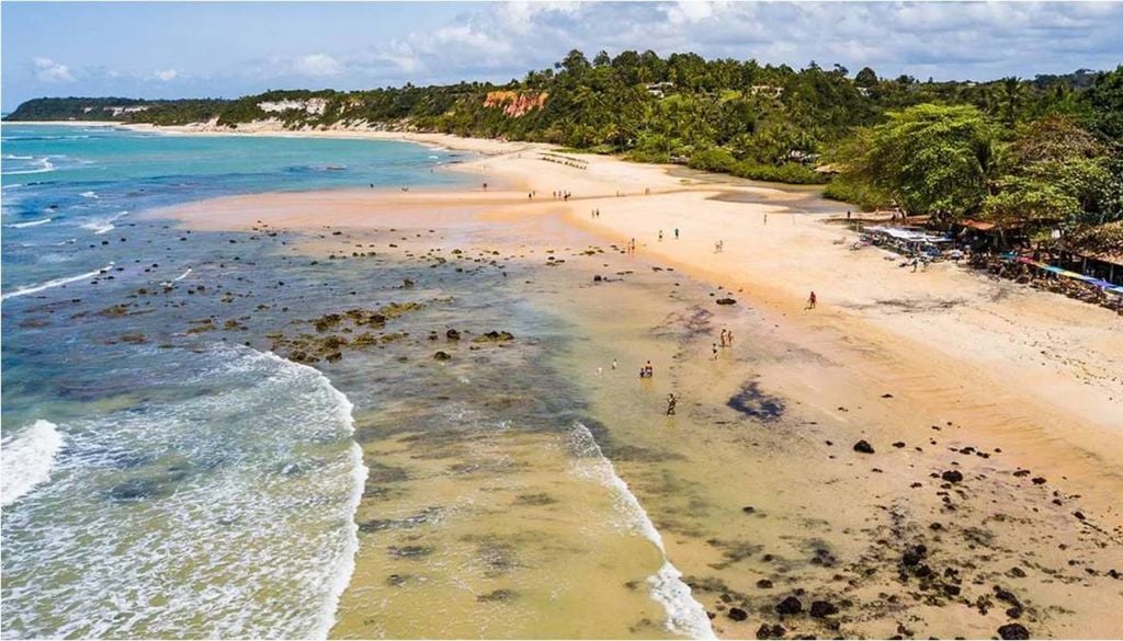 Vista aérea da Praia do Espelho, na Bahia. Crédito: Blog Viagens e Caminhos.