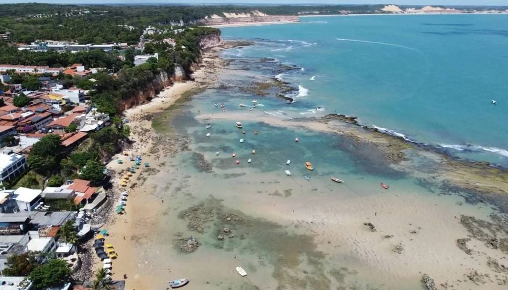 Imagem aérea da bela Praia da Pipa, em Tibau do Sul, no estado do Rio Grande do Norte. Crédito: Divulgação.