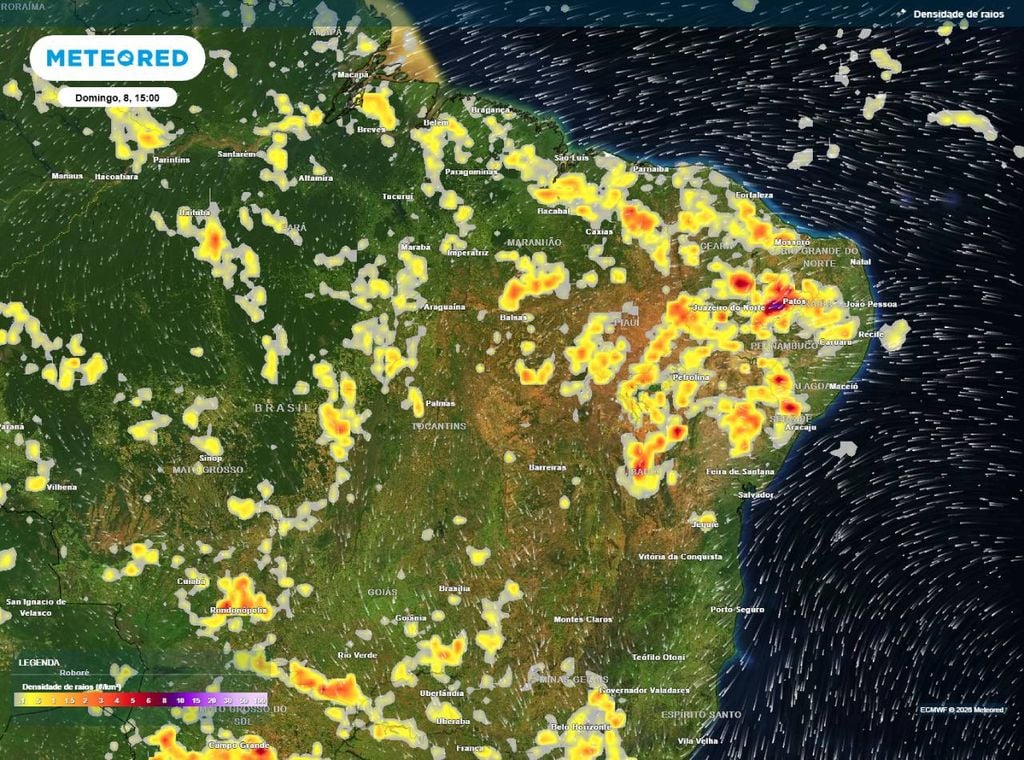 Previsão de densidade de raios para o domingo (8) à tarde (15h), segundo o modelo europeu ECMWF, destacando as áreas com ocorrência de tempestades (descargas elétricas).