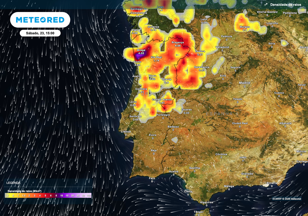 A densidade de raios prevista para a tarde de sábado destaca um aumento significativo da atividade elétrica no interior Norte e Centro. As trovoadas mais intensas poderão desenvolver-se sobretudo nas regiões montanhosas de Trás-os-Montes, Beira Alta e Beira Interior.
