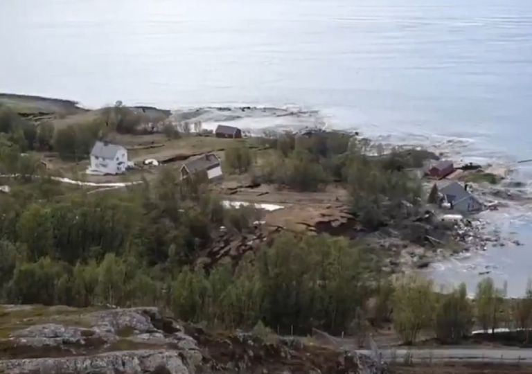 Norvegia, la frana trascina in mare le case: ecco i video Norvegia, la frana trascina in mare le case: ecco i video