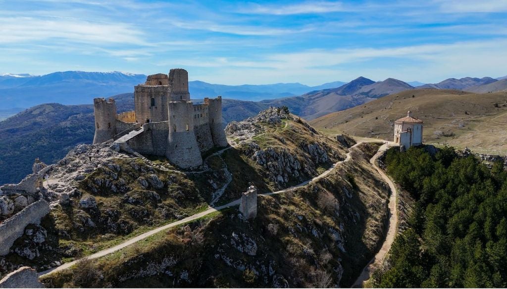 Abruzzo estate Una veduta aerea di Rocca Calascio, non distante da Rivisondoli