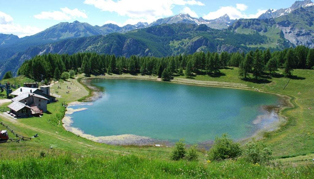 Montagna estate Il lago di Lod, a 2019 metri di altitudine, in estate è raggiungibile con la funivia di Chamois