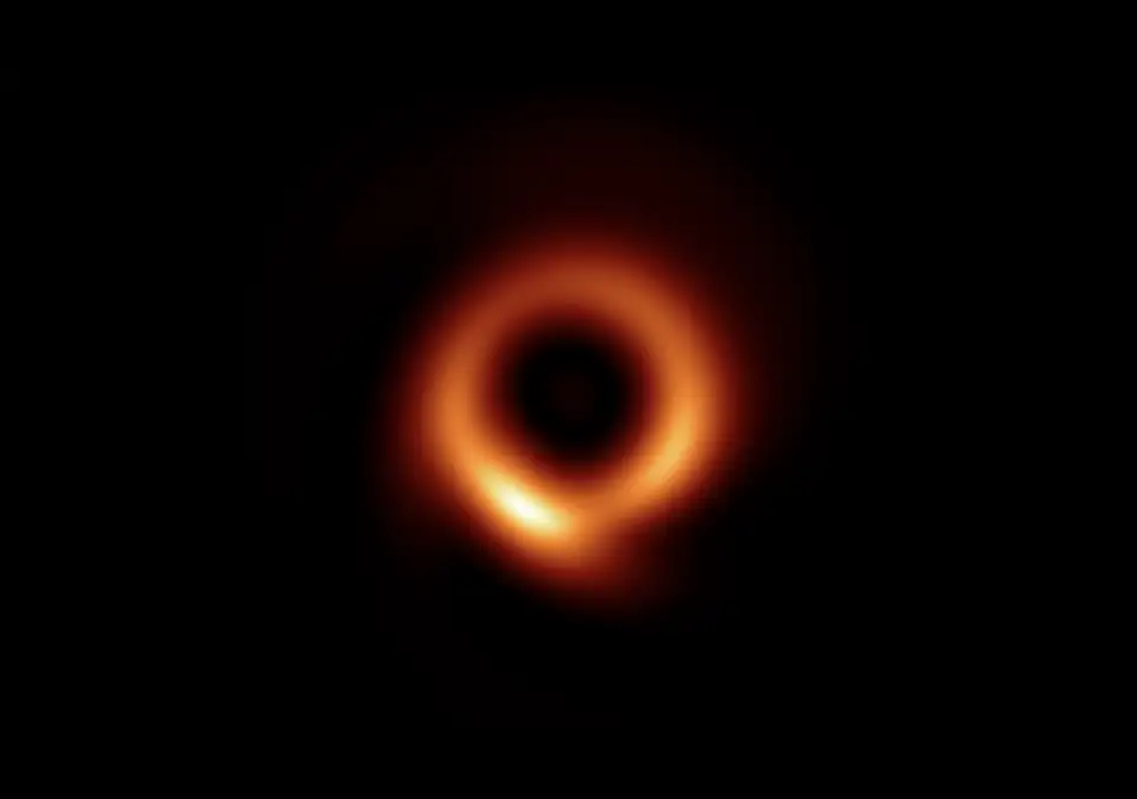 A terceira foto de um buraco negro com nitidez