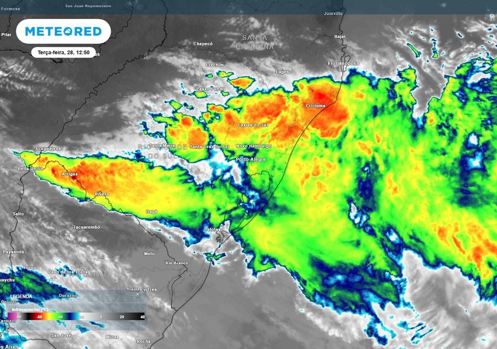 Imagem de satélite (infravermelho) nesta terça-feira ao meio-dia mostra tempestades se formando sobre o Rio Grande do Sul, causando pancadas de chuva intensas sobre o estado gaúcho.