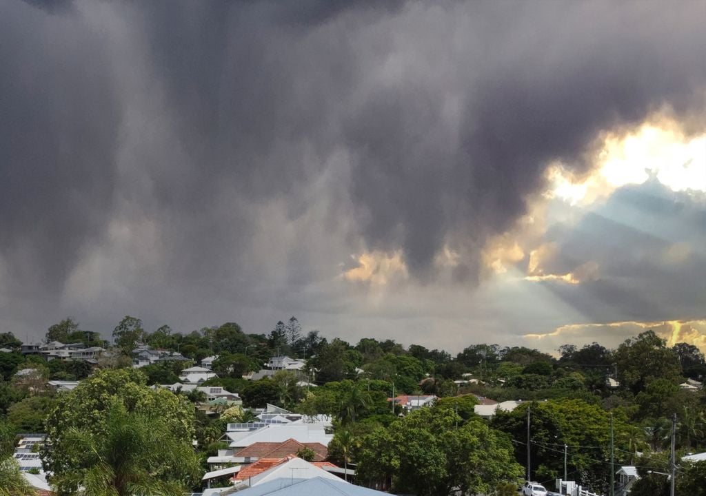 Fotografia de tempestade forte ocorrendo sobre cidade.