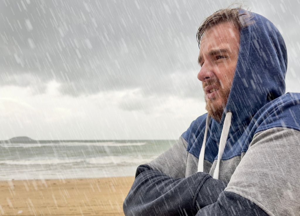 Entre a sexta-feira e o domingo, o avanço de uma frente fria trará chuvas fortes e uma queda significativa das temperaturas nas regiões Sul, Sudeste e Centro-Oeste do Brasil.