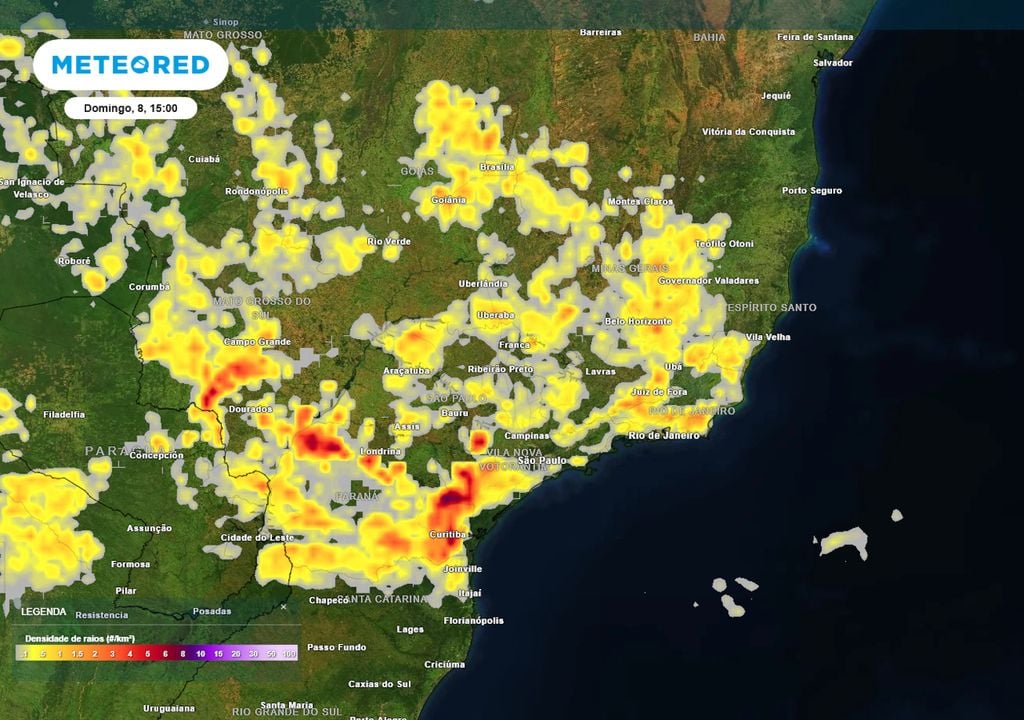 Previsão de densidade de raios no domingo durante a tarde mostra tempestades se espalhando por estados como SC, PR, SP, RJ, MG, ES e MS, ocasionando chuvas intensas.
