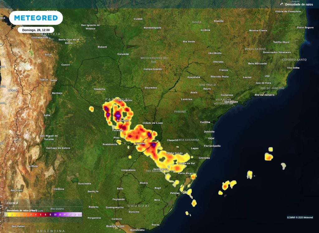 Mapa de densidade de raios para o início da tarde deste domingo (28) mostra áreas com possibilidade de tempestades acompanhadas de descargas elétricas.