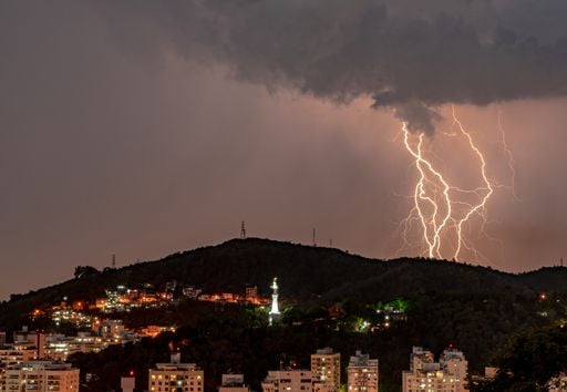 Nova frente fria traz alerta de chuvas intensas e tempestades ao centro-sul; veja previs&atilde;o