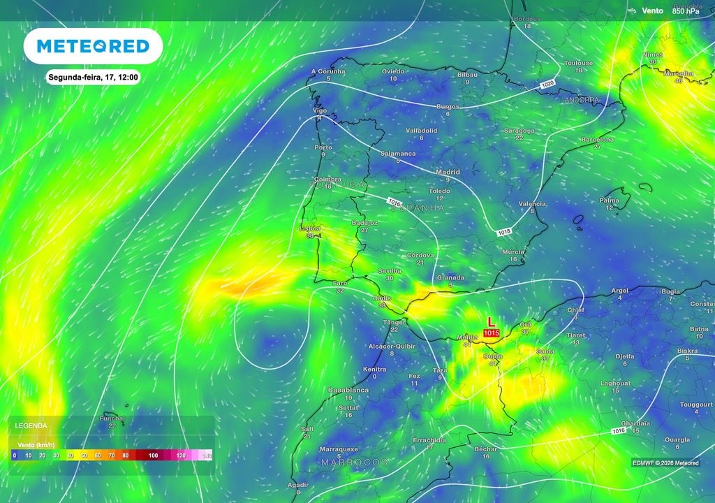A circulação do vento a cerca de 1500 metros de altitude evidencia o fluxo que favorecerá o transporte das poeiras em direção à Península Ibérica, associado à circulação depressionária a sudoeste do território.
