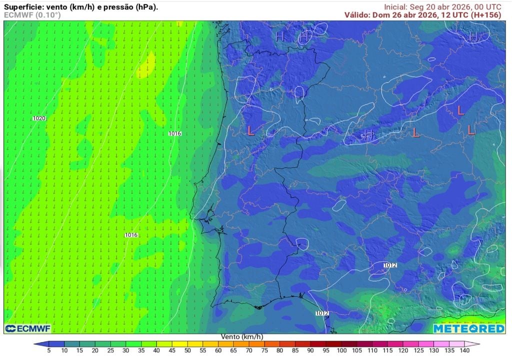 Mapa de superfície com vento e pressão previsto para 26 de abril, evidenciando uma depressão a oeste da Península Ibérica e um fluxo de norte sobre Portugal. Esta configuração reflete a influência de um bloqueio em latitudes altas, que altera a circulação habitual e condiciona a evolução do estado do tempo no território.
