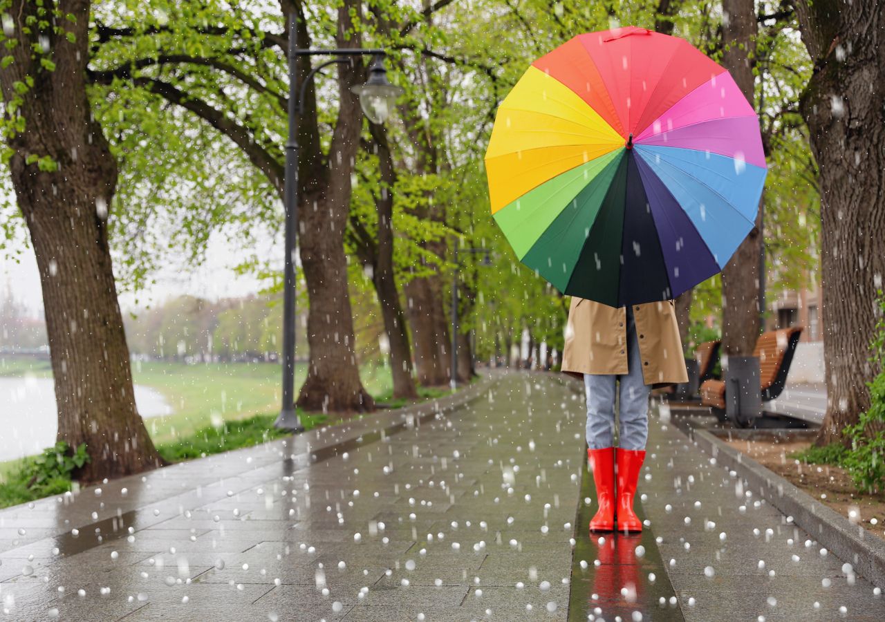 Fevereiro conta com uma anomalia de precipitação mensal positiva, superior a 50%.