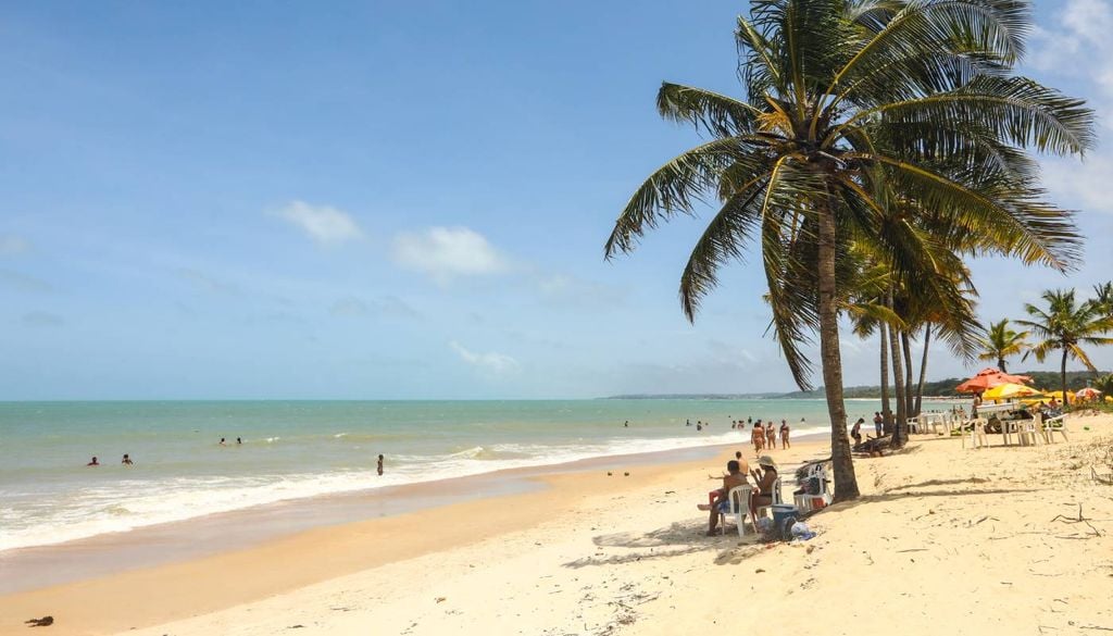 A Praia de Taperapuã é uma das mais famosas e movimentadas de Porto Seguro, com orla animada, e muitas cabanas, restaurantes, quiosques e hotéis. Crédito: Divulgação.