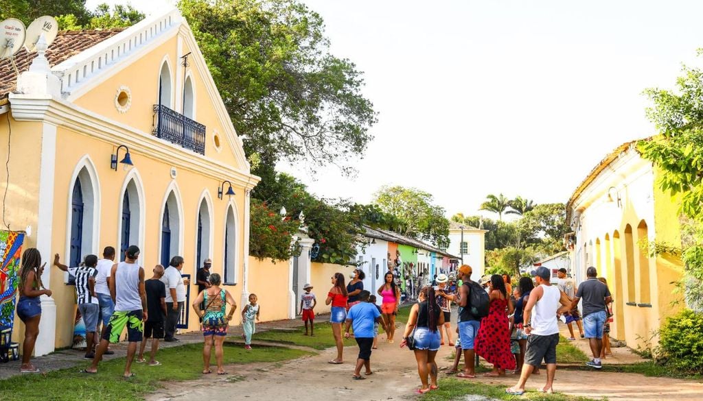 O Centro histórico de Porto Seguro (BA) conta com vários casarões antigos, igrejas e lojinhas de comidas e artesanatos. Crédito: Divulgação.