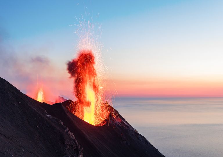 Vulcão em erupção. Risco. Vulcão em erupção. Risco.