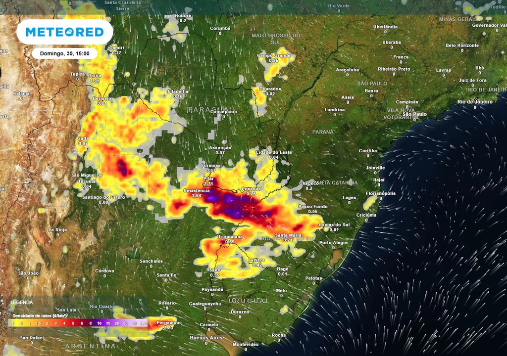 Previsão de densidade de raios no domingo durante a tarde mostra tempestades se formando sobre o Rio Grande do Sul e pontos isolados de Santa Catarina, com chuvas intensas.