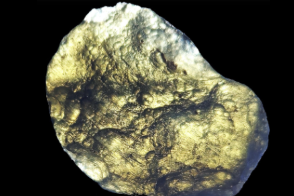 Descoberta em Minas Gerais revela geraisitos, vidros formados por impacto, mostrando uma colisão extraterrestre ocorrida no passado geológico da região. Crédito: Crósta et al. 2026