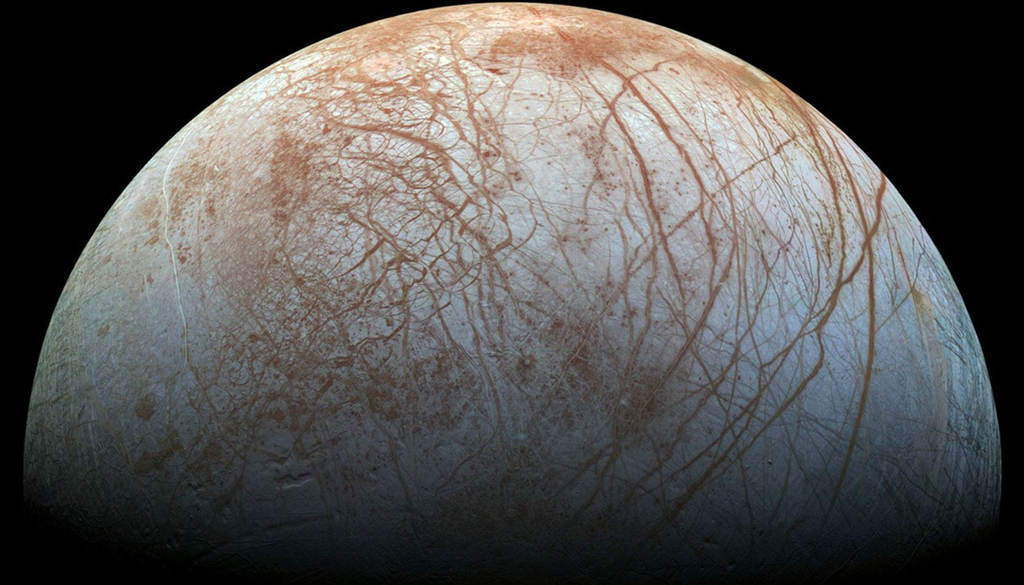 Um novo estudo explora a hipótese de panspermia inversa, na qual microrganismos originados na Terra poderiam ter alcançado a lua gelada de Júpiter bilhões de anos atrás. Crédito: NASA