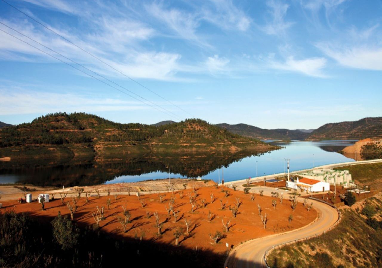 O novo sistema de captação de águas da Albufeira de Odelouca é encarado como uma obra estruturante para tornar o Algarve resiliente às alterações climáticas. Foto: Águas do Algarve.