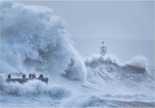 Novo sistema de previsão vai alertar navios contra ondas gigantes violentas em alto mar