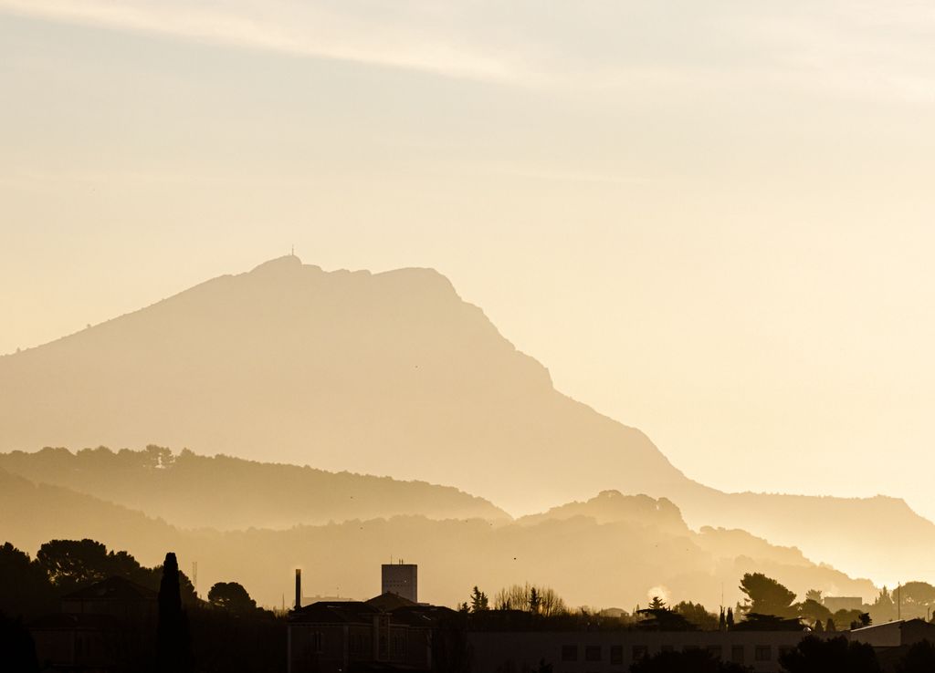 ciel jaune the Sainte Victoire mountain