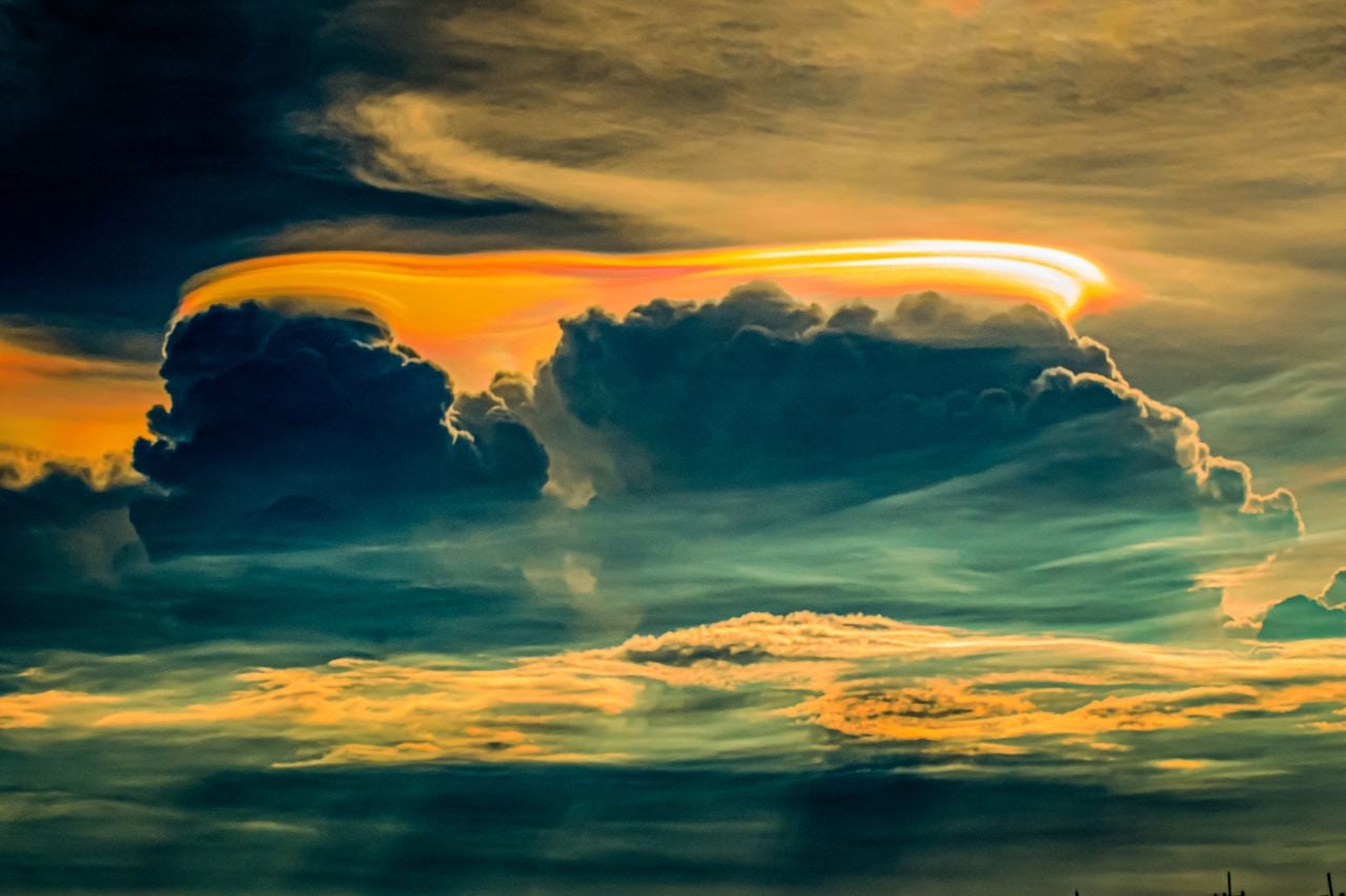 Una delle caratteristiche più spettacolari del Pileus è la sua capacità di generare fenomeni ottici di rara bellezza, in particolare l’iridescenza.