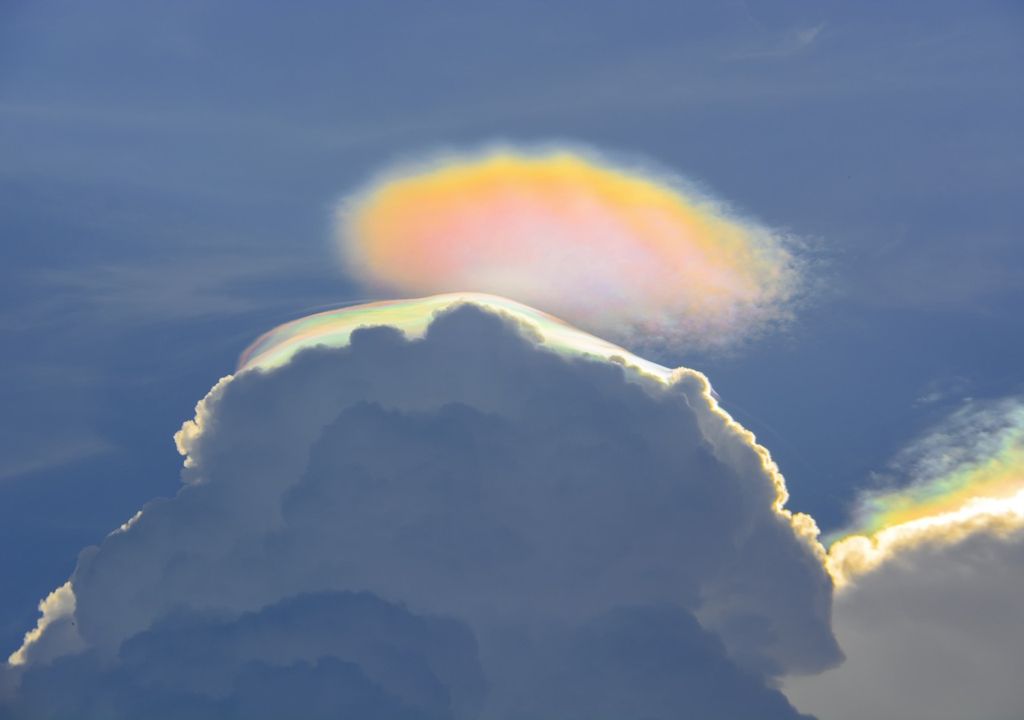 Il rapido sollevamento dello strato d'aria, provoca un raffreddamento immediato che porta alla condensazione del vapore acqueo in una sottile "cupola" di goccioline.