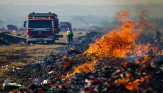 Nube t&oacute;xica y cientos de evacuados: una gigantesca monta&ntilde;a de basura lleva m&aacute;s de una semana ardiendo en Indonesia
