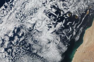 La NASA observa nubes arremolinadas en Canarias