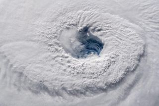 ¿Qué son las nubes con forma de 'dedos' en la región del núcleo interno de un huracán?