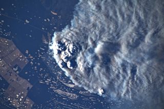 Nubes convectivas de humos desde la ISS