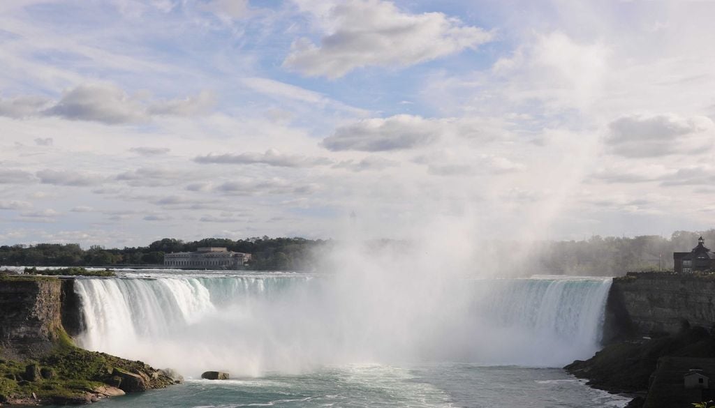 Cataractagenitus Las nubes cataractagenitus se forman cerca de grandes cascadas cuando el agua pulverizada asciende por corrientes locales, creando géneros como Cumulus o Stratus específicos. Fotografía: Yves Courtel/OMM.