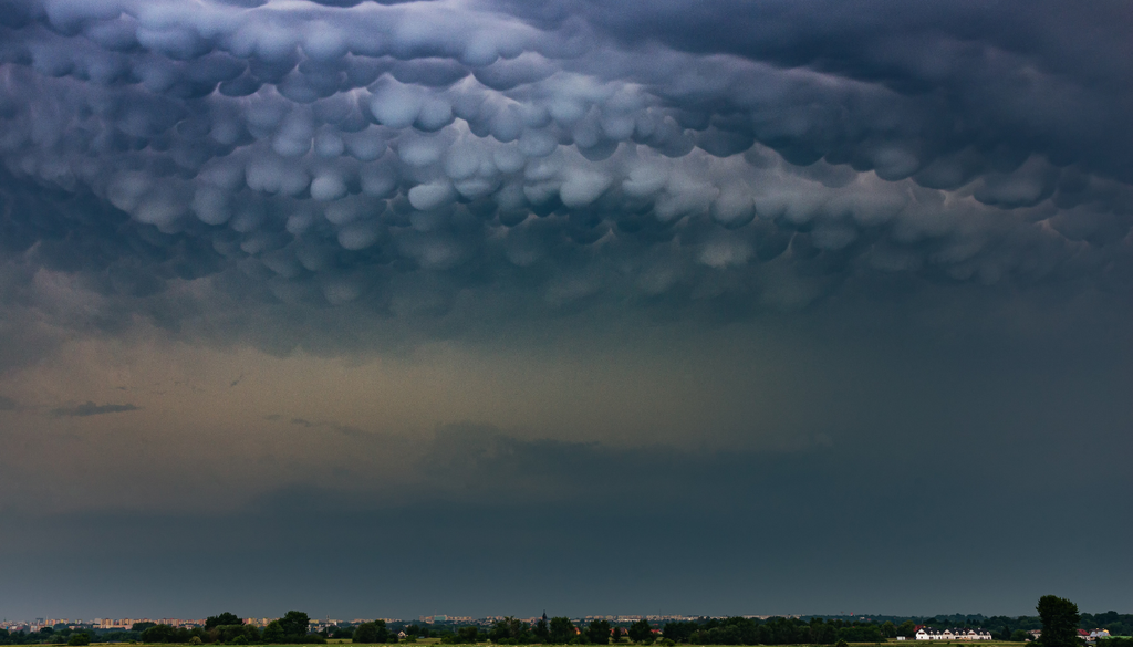 nube; tiempo severo; meteorologia; atmosfera Las mammatus indican alta inestabilidad atmosférica y a menudo aparecen después de tormentas eléctricas muy severas.