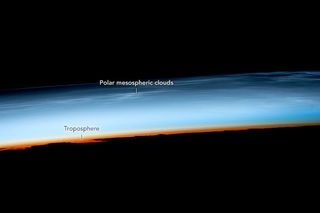 Las nubes mesosféricas polares “brillan” sobre el mar Mediterráneo