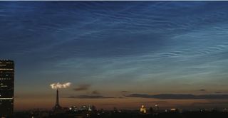 Nubes noctilucentes sobre fuegos artificiales de París