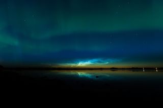 Nubes noctilucentes y auroras a la vez