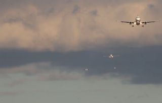 Nubes pasando y aviones aterrizando