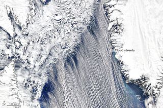 Nubes pintorescas frente a Groenlandia: calles de nubes
