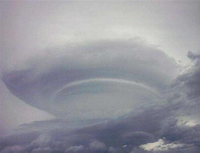 Nubes Y Efectos Del “delta” En La Palma (Canarias) ResumenFernando Bullón La mañana del día "D"elta, el 28-11, lo que más me llamaba la atención era el estado del mar en la Av. Marítima de Santa Cruz de La Palma (en adelante SCP), donde las olas saltaban con toda facilidad. El viento era del SSW e iba ganando velocidad progresivamente. También se daban precipitaciones que descendían de la nubosidad que quedaba atrapada en las cumbres.Y el video, que sin duda es el que mejor revela la fuerza que tenía el viento en esos momentos (pesa aprox. 475 kbts) ¡no os lo perdáis!http://www.telefonica.net/web2/nubesymasnubes/video%20delta%203831.wmvMás fotos y reportajes en:http://foro.meteored.com/index.php/topic,34916.0.htmlhttp://foro.meteored.com/index.php/topic,34916.0.html
