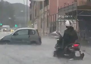 Violento nubifragio su Roma, le strade come fiumi: ecco i video