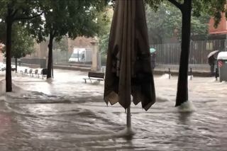 Un forte nubifragio trasforma le strade di Barcellona in torrenti