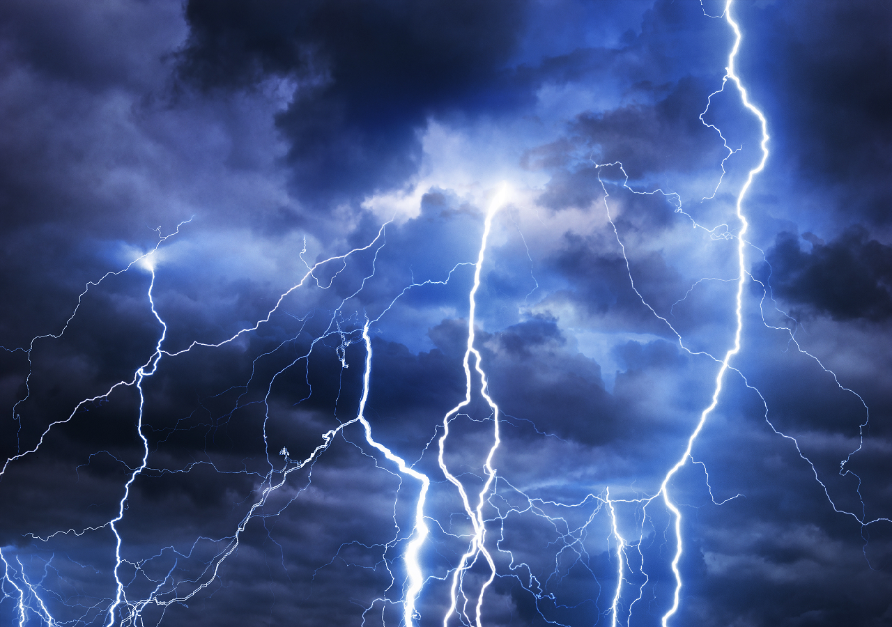 Los núcleos fríos en altura o bajas segregadas son capaces de generar nubes de gran desarrollo vertical, las cuales pueden producir chubascos intensos, granizos y tormentas eléctricas.