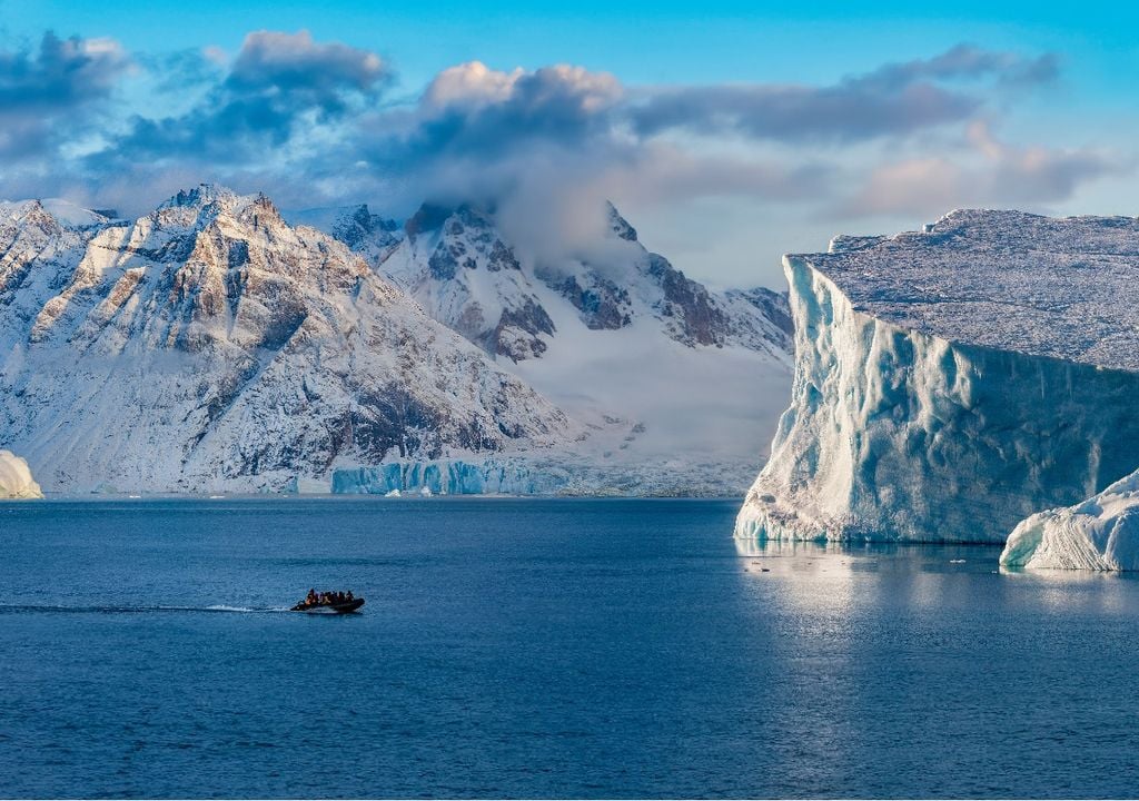 Ártico con montañas de fondo y mar