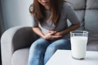 ¿Por qué la mayoría de la población mundial tiene problemas digestivos al beber leche? 