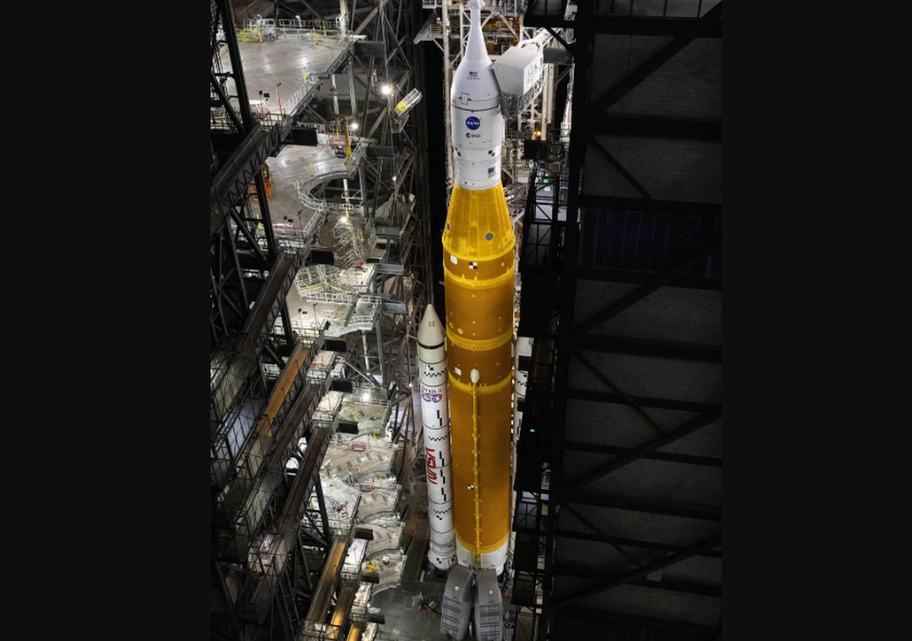 La NASA asegura que el cohete de la misión Artemis II ya está listo para volar y podría despegar el 1 de abril de 2026 desde el Centro Espacial Kennedy, en Florida. Crédito: NASA