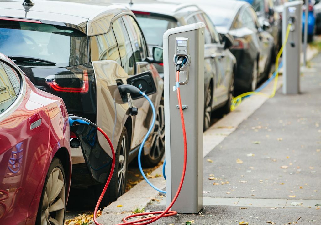 Vehículos eléctricos estacionados y siendo cargados Vehículos eléctricos estacionados y siendo cargados