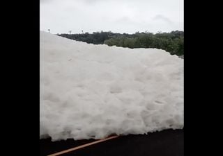 Intensas lluvias dan paso a una densa avalancha de espuma y deslaves que causan obstrucción de carreteras en Hidalgo