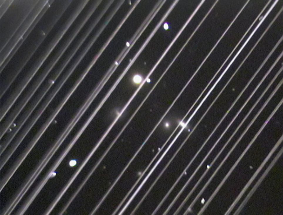 Estelas dejada por los nuevos "trenes" de satélites. Crédito de la imagen: Victoria Girgis/Lowell Observatory