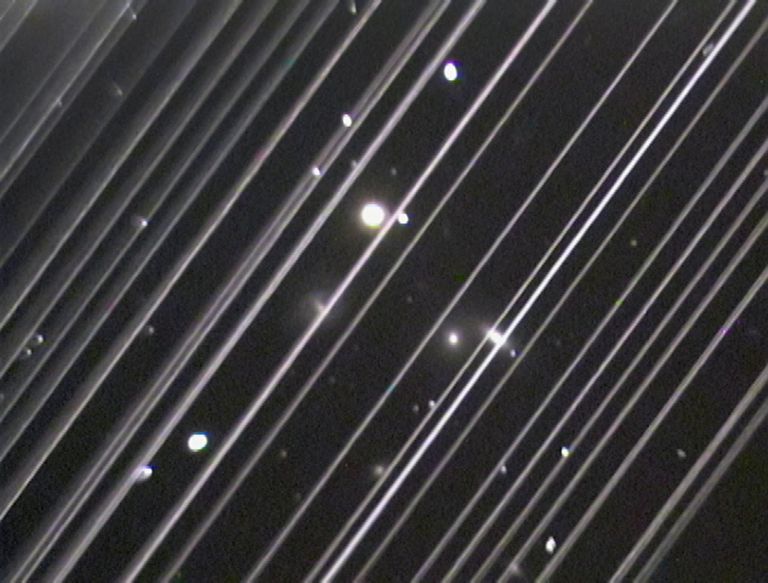 Estelas dejada por los nuevos "trenes" de satélites. Crédito de la imagen: Victoria Girgis/Lowell Observatory Estelas dejada por los nuevos "trenes" de satélites. Crédito de la imagen: Victoria Girgis/Lowell Observatory